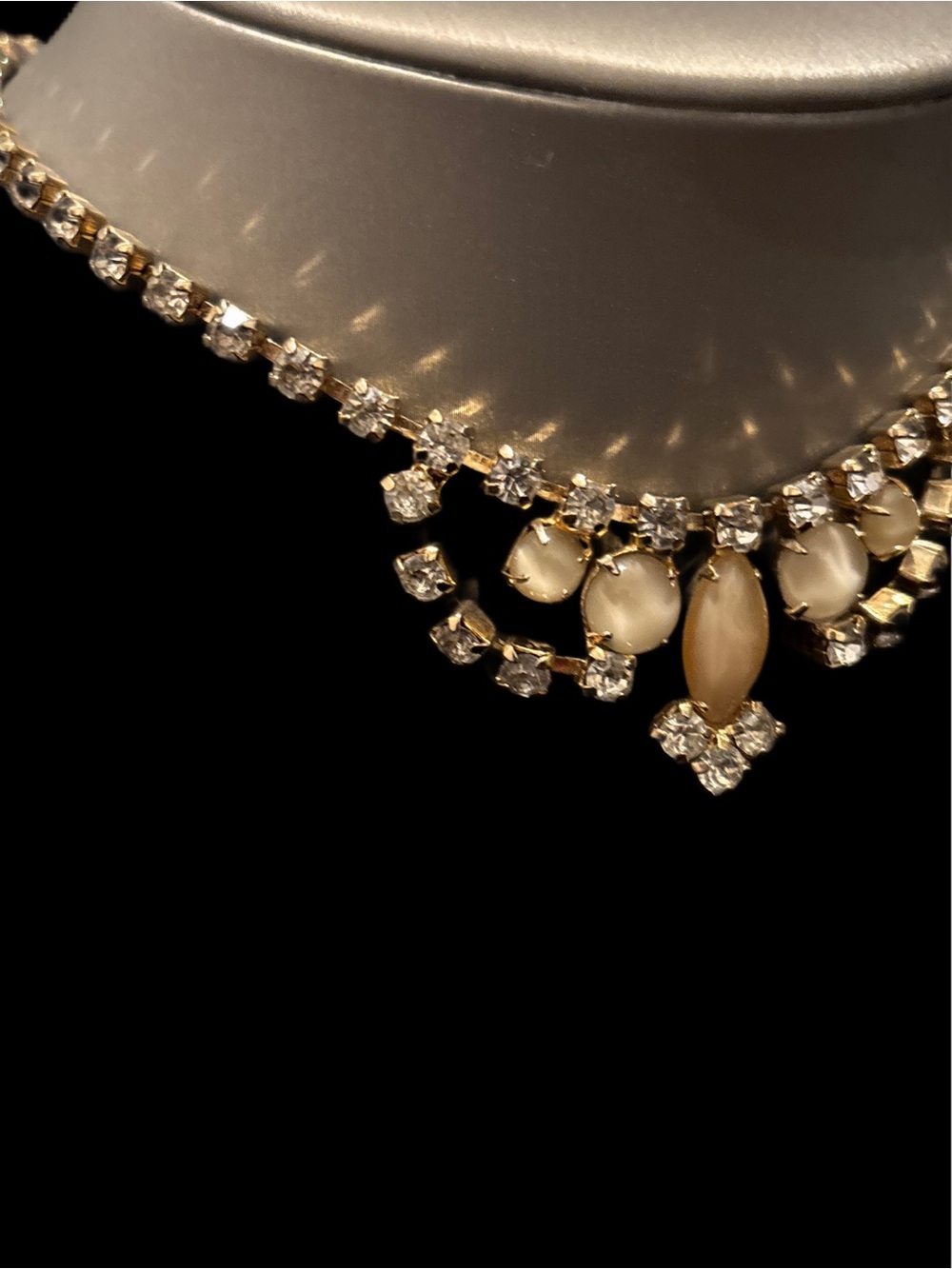 Vintage LISNER Crystal and Pearl Necklace - Ivory and Gold Tones - Picture 6 of 15